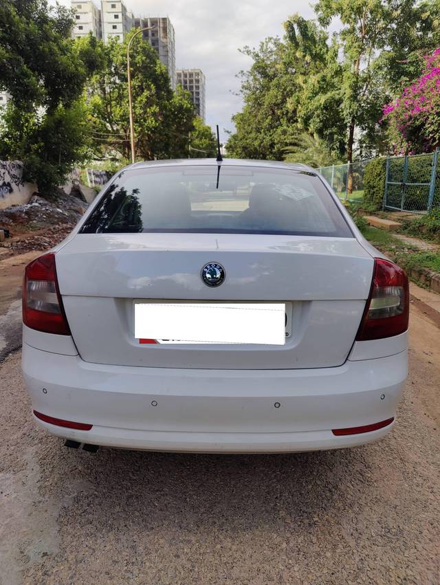 https://images10.gaadi.com/usedcar_image/4211661/original/processed_8ed1c60043af3b737f69f8adc59b18ca.jpg?imwidth=6401