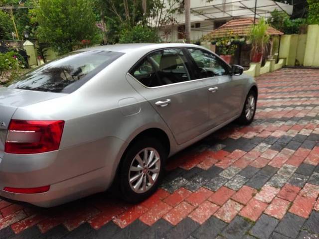 https://images10.gaadi.com/usedcar_image/4211819/original/processed_01d83df5-ac5b-4aff-8489-ca1cbeb39e1d.jpg?imwidth=6401