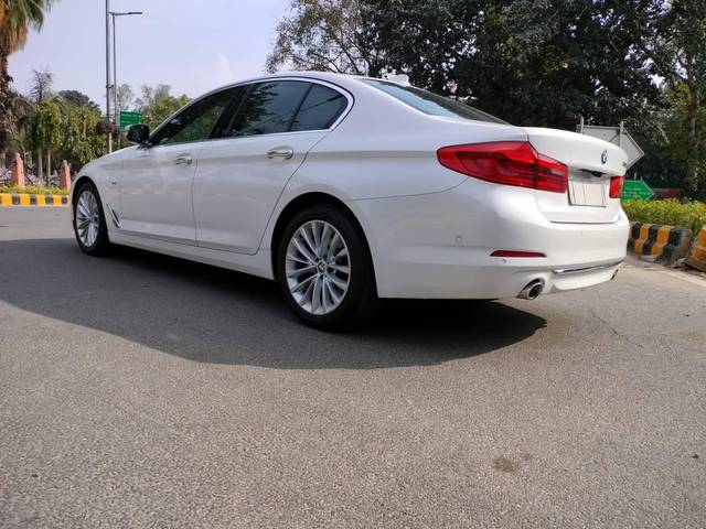 https://images10.gaadi.com/usedcar_image/4212072/original/processed_7c96e90ce1388560cc5d3ea1949a83e7.jpg?imwidth=6402