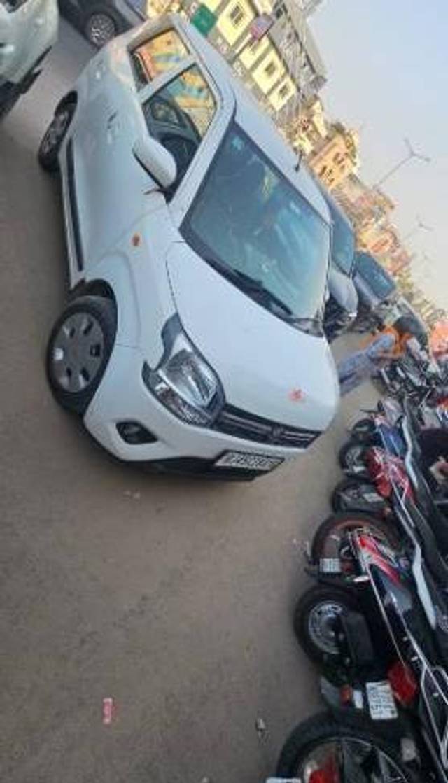 https://images10.gaadi.com/usedcar_image/4212074/original/processed_82194549-a88f-4493-95ae-33e497ff4e7e.JPG?imwidth=6402