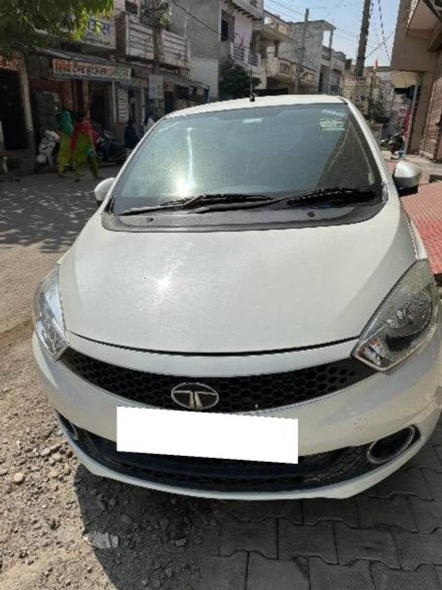 https://images10.gaadi.com/usedcar_image/4212262/original/processed_5034ceeb-29a5-4af4-b6f3-d284eba2f140.jpeg?imwidth=6400