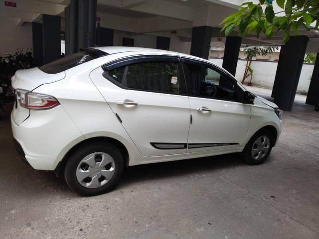 https://images10.gaadi.com/usedcar_image/4212533/original/processed_70b0aac4-f8dd-428e-9762-59f8c788a831.jpg?imwidth=6402