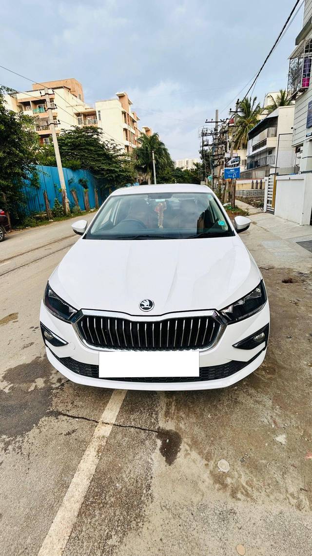 https://images10.gaadi.com/usedcar_image/4212555/original/processed_6907acf7c0dfbbb984e2f31bbcdf779f.jpg?imwidth=6400