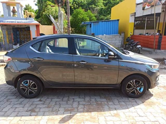 https://images10.gaadi.com/usedcar_image/4212556/original/processed_efde43d1-fa74-43be-8044-7a6747578874.jpg?imwidth=6401