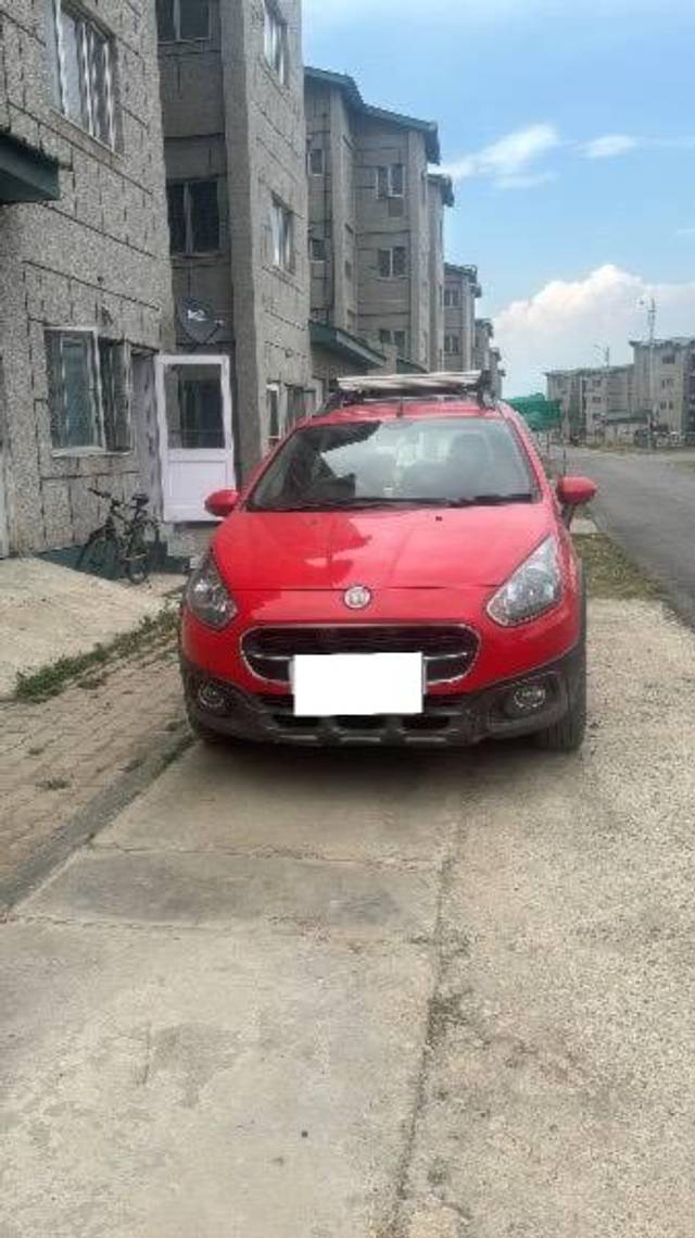 https://images10.gaadi.com/usedcar_image/4212564/original/processed_63a73a36-6c3b-42ed-902b-aa27585bfc2e.jpeg?imwidth=6400