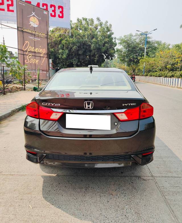 https://images10.gaadi.com/usedcar_image/4213094/original/processed_582835a9d28a759e2a8450fe31aac585.jpg?imwidth=6402