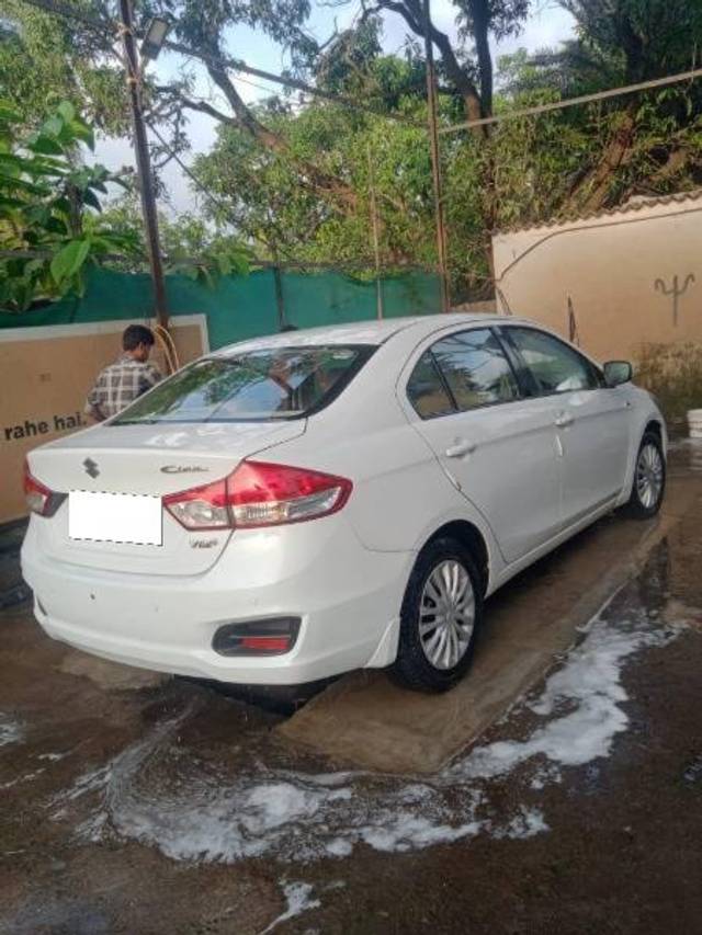 https://images10.gaadi.com/usedcar_image/4213292/original/processed_8a3aef37-3004-473b-a972-bffbea399c3b.jpg?imwidth=6402