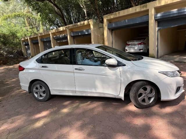 https://images10.gaadi.com/usedcar_image/4213356/original/processed_5bf507c3-229e-48cf-a28b-a50851780bb7.jpeg?imwidth=6401