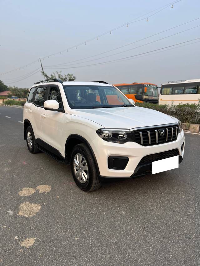 https://images10.gaadi.com/usedcar_image/4213631/original/processed_eff1a60b9a964f0053c6fa15055774be.jpg?imwidth=6400