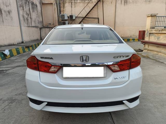 https://images10.gaadi.com/usedcar_image/4213648/original/processed_306406bc186b94dd288419eca2125bdd.jpg?imwidth=6402