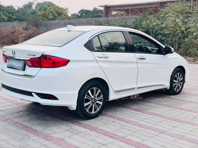 https://images10.gaadi.com/usedcar_image/4213671/original/processed_0d53f0b7ddc362fb3af4f06f00f70aaf.jpg?imwidth=6402