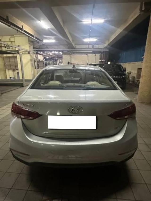 https://images10.gaadi.com/usedcar_image/4213682/original/processed_085f79f7-9b2a-4be5-9e2c-fe94572b8160.jpg?imwidth=6402