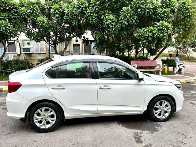 https://images10.gaadi.com/usedcar_image/4213821/original/processed_88e415bff5d359fbe56cb93a1237d6ec.jpg?imwidth=6401