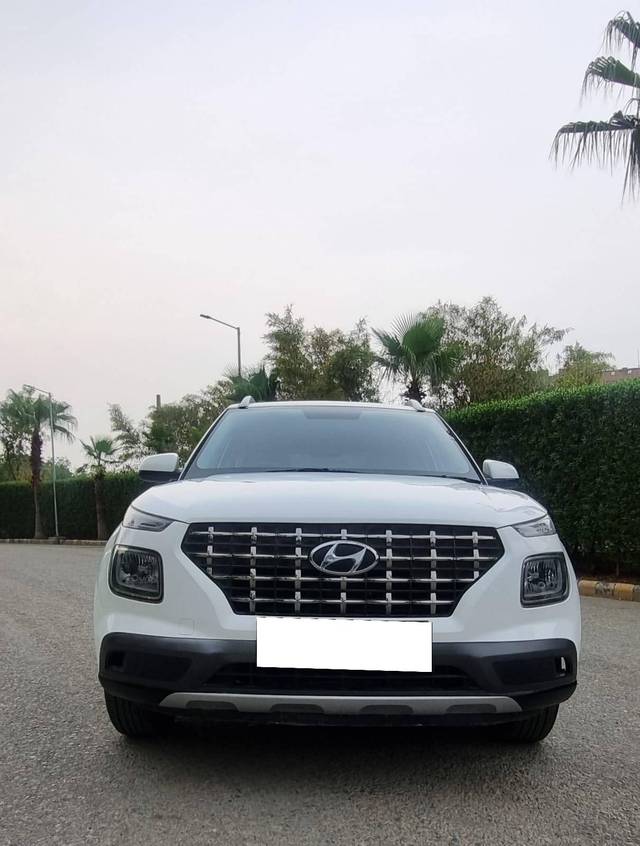 https://images10.gaadi.com/usedcar_image/4213825/original/processed_239b2aca1239d98ae7accdc1338401f8.jpg?imwidth=6402