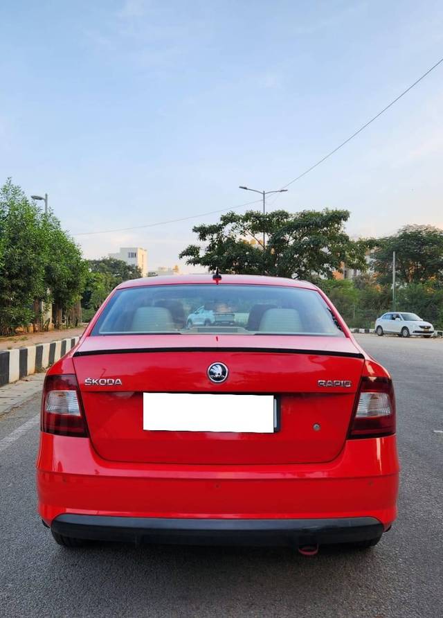 https://images10.gaadi.com/usedcar_image/4213934/original/processed_e6027c193e5ce12ce4526c7aa0b18dd3.jpg?imwidth=6402