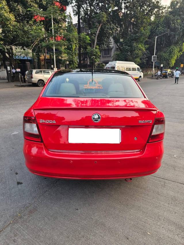 https://images10.gaadi.com/usedcar_image/4213937/original/processed_18a2c4b1975fb69f8144433b98841b8d.jpg?imwidth=6401