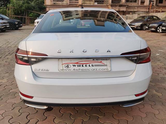 https://images10.gaadi.com/usedcar_image/4213958/original/processed_55d30388d6cdc1146dbcea8a34a06ac0.jpeg?imwidth=6401