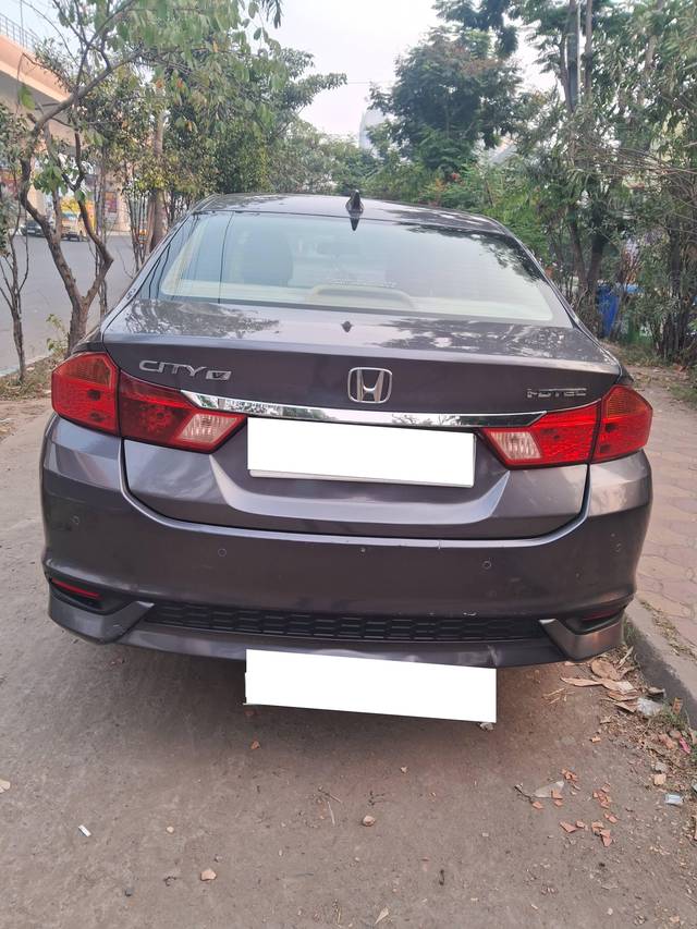 https://images10.gaadi.com/usedcar_image/4214485/original/processed_445e4648ea98e434f823e09b15fa898c.jpg?imwidth=6401