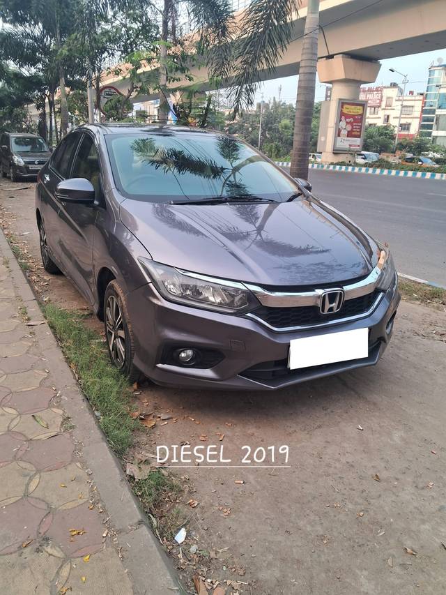 https://images10.gaadi.com/usedcar_image/4214485/original/processed_700fb6a0fa48aaec2d9397c3ec8cc5ed.jpg?imwidth=6400