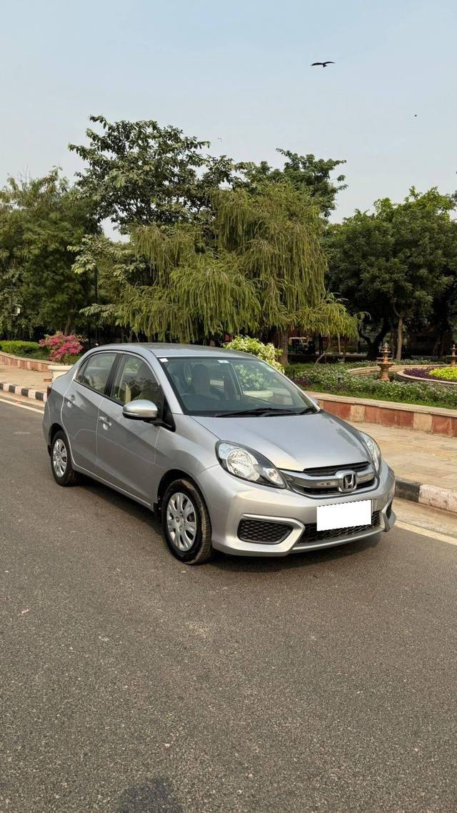 https://images10.gaadi.com/usedcar_image/4214550/original/processed_43f3b749fe02bb639b396c3b68831545.jpg?imwidth=6400