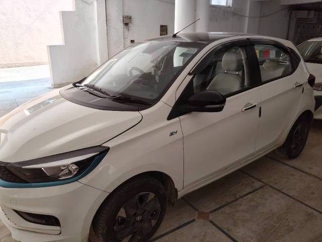 https://images10.gaadi.com/usedcar_image/4214826/original/7f8348ba95d83cd45256bf5f0edd7aa6.jpg?imwidth=6402