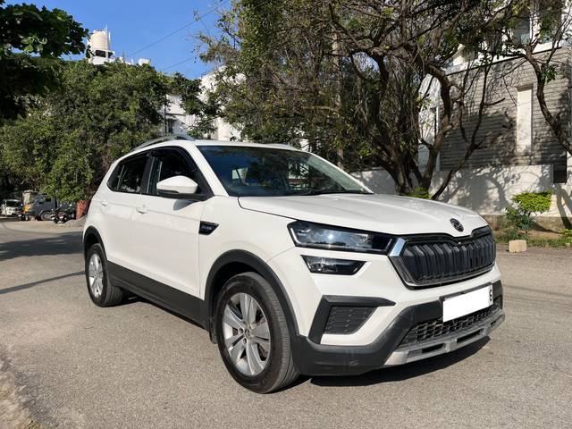 https://images10.gaadi.com/usedcar_image/4214943/original/processed_9ea2181bdb61002fa1c35fb554587f54.jpg?imwidth=6400