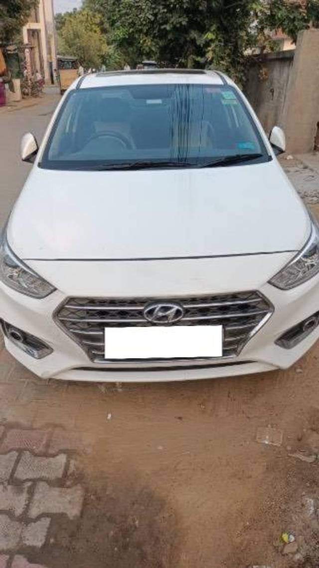 https://images10.gaadi.com/usedcar_image/4214948/original/processed_a716570b-0f12-4d27-85f9-bb380f8fc88b.jpeg?imwidth=6400