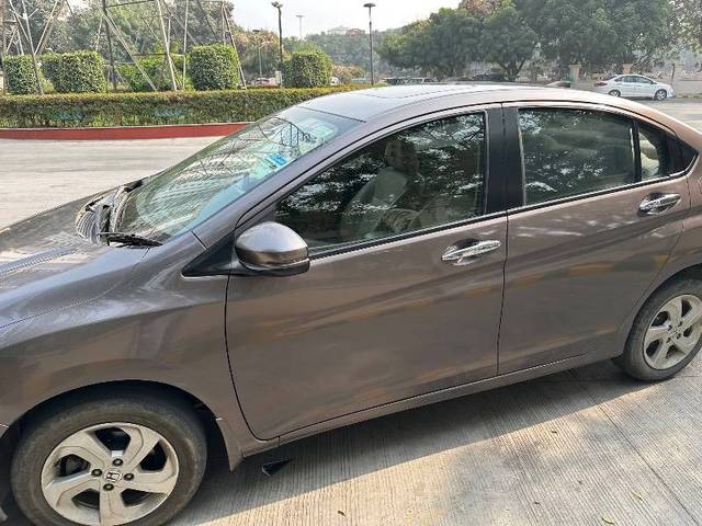 https://images10.gaadi.com/usedcar_image/4214972/original/1ce834a4429c0f49f829e48bb4f064f6.jpg?imwidth=6402