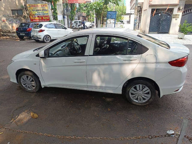 https://images10.gaadi.com/usedcar_image/4215032/original/processed_52fa2317680772cc0cb65024e4d61ca9.png?imwidth=6402