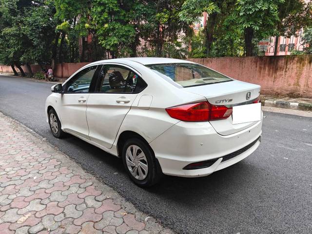 https://images10.gaadi.com/usedcar_image/4215063/original/processed_8c43645e7bfdd4828f949ef1457e917f.jpg?imwidth=6402