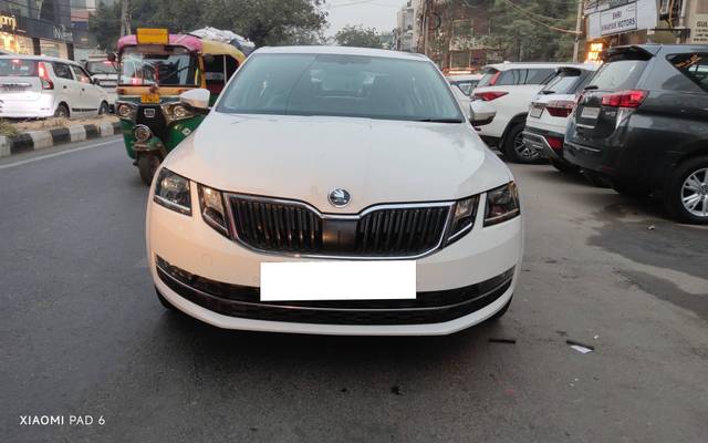 https://images10.gaadi.com/usedcar_image/4215166/original/processed_4ca1427e0189b8802d057b6507604652.jpg?imwidth=6402