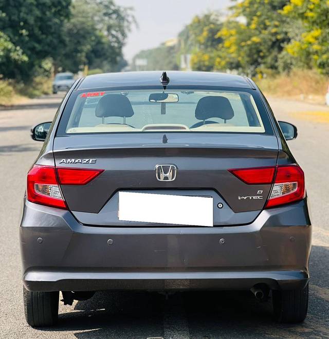 https://images10.gaadi.com/usedcar_image/4215198/original/processed_3306b26174726b6be24adb0fff06d50b.jpg?imwidth=6402