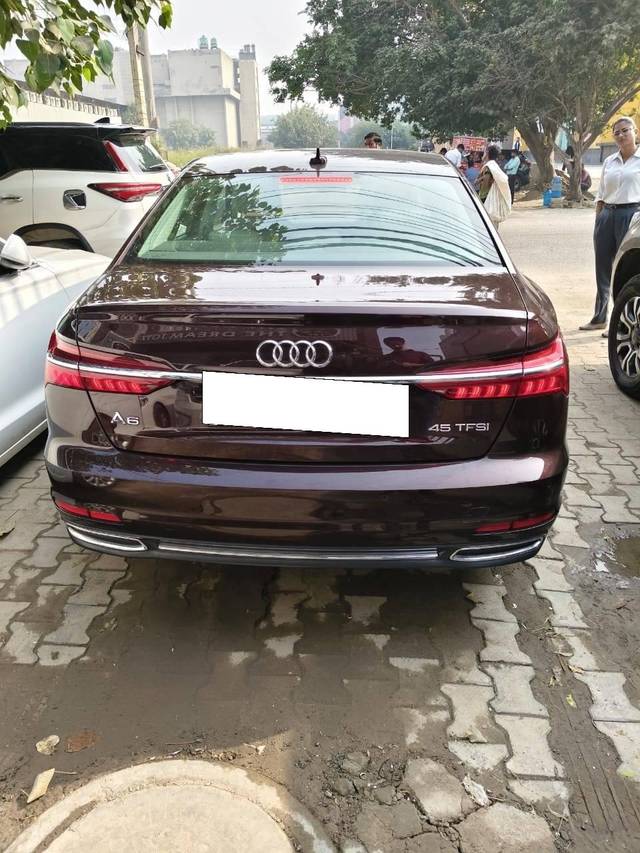 https://images10.gaadi.com/usedcar_image/4215281/original/processed_57fd5af9388c93aa556dca9cab8159f9.jpg?imwidth=6401