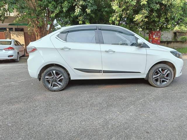 https://images10.gaadi.com/usedcar_image/4215334/original/processed_e5fbf7352268fcb1ac8c5075fb58e65d.jpg?imwidth=6401