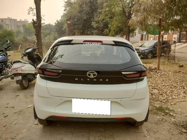 https://images10.gaadi.com/usedcar_image/4215427/original/processed_cca99a3f-bc8d-4099-ac68-e5378d1de008.jpg?imwidth=6402