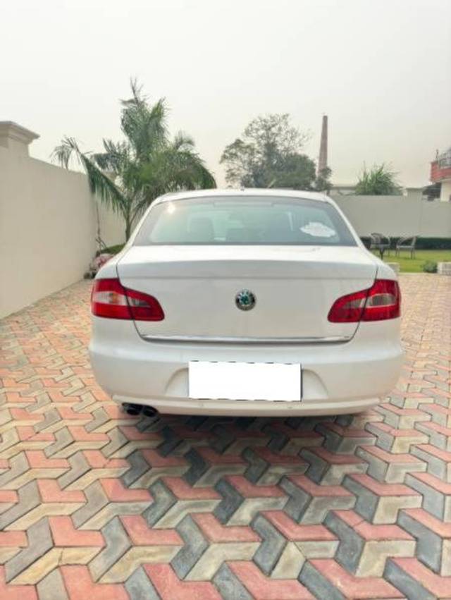 https://images10.gaadi.com/usedcar_image/4215493/original/processed_5b66157d-ba25-41aa-8157-7b64fc3f06cb.jpg?imwidth=6402