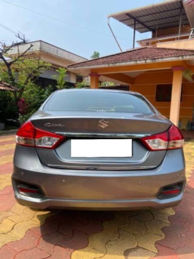 https://images10.gaadi.com/usedcar_image/4215614/original/processed_922e15ba-f94f-4deb-a49f-9f52eebf19b2.jpg?imwidth=6401