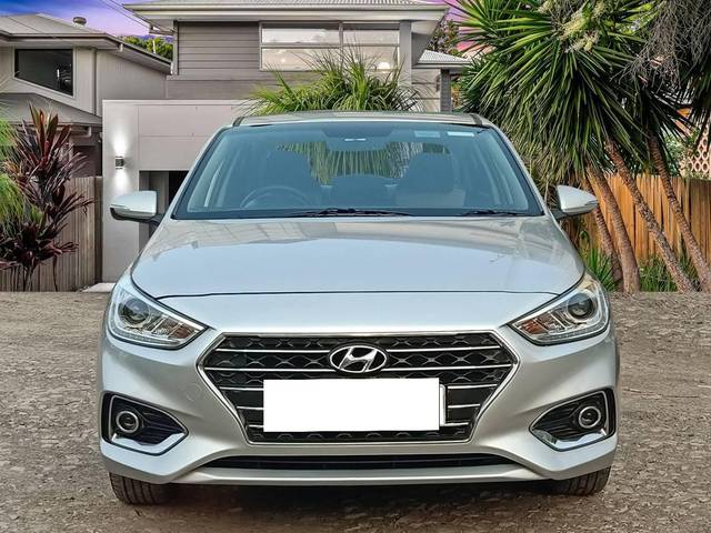 https://images10.gaadi.com/usedcar_image/4215721/original/processed_64f53cd1f8e9f3c720c0d768f487deca.jpg?imwidth=6402