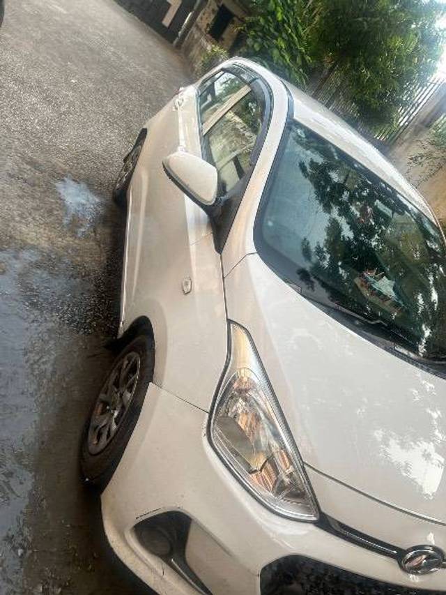 https://images10.gaadi.com/usedcar_image/4215942/original/3b62e4cc865066ad71890f70d9e6db83.jpg?imwidth=6402