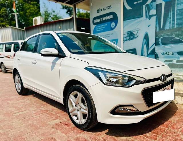 https://images10.gaadi.com/usedcar_image/4215982/original/processed_d1dedd2c27b3a67038cd219e88e5e715.jpg?imwidth=6400