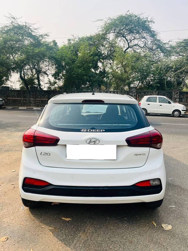 https://images10.gaadi.com/usedcar_image/4216073/original/processed_58bed4c7c2eb74d2dfe29e08d6d359f9.jpg?imwidth=6401