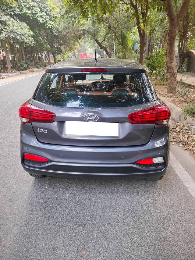 https://images10.gaadi.com/usedcar_image/4216216/original/processed_31494614800c1e841d720b509eb7c26a.jpg?imwidth=6401