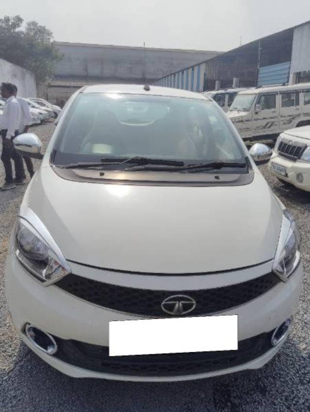 https://images10.gaadi.com/usedcar_image/4216324/original/processed_c8cb5ba4-55ce-439f-8277-45aebefe268f.jpg?imwidth=6401