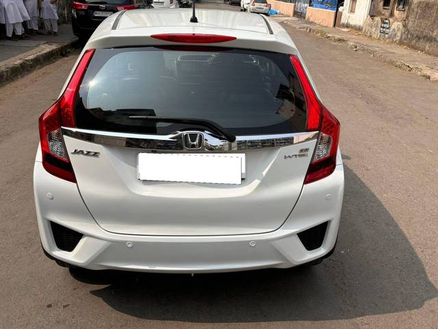 https://images10.gaadi.com/usedcar_image/4216386/original/processed_58f800a7f8e68b45d9ccdcd2ccd05abe.jpg?imwidth=6402