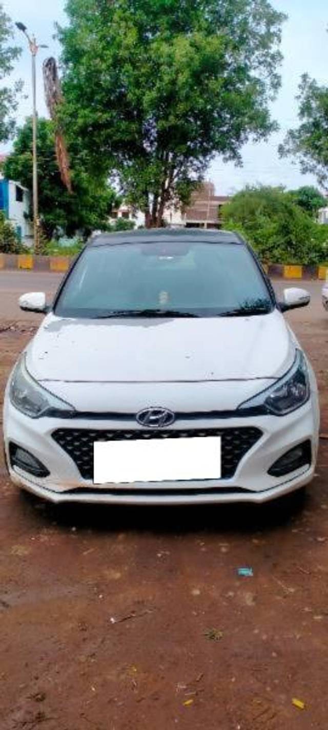 https://images10.gaadi.com/usedcar_image/4216447/original/processed_79b988ac-f7e4-4827-9854-e4944341caee.jpg?imwidth=6401