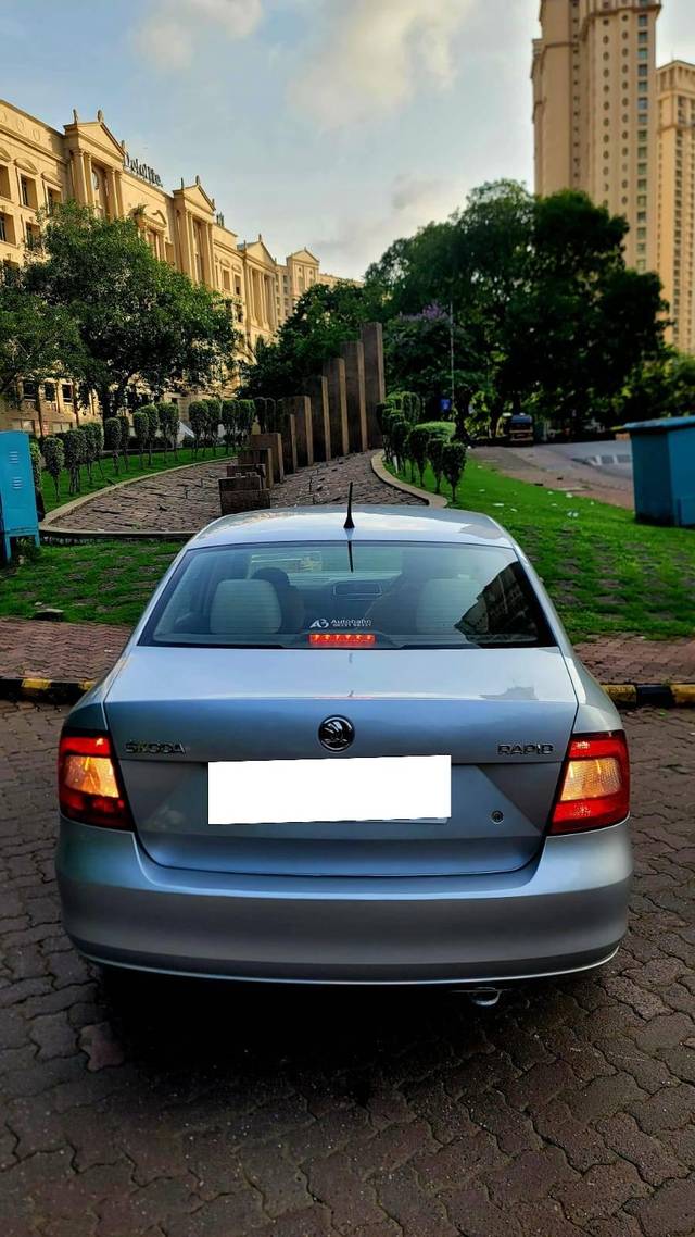 https://images10.gaadi.com/usedcar_image/4216781/original/processed_07c3cb8a18c78c3cd5dfbd31c8870749.jpg?imwidth=6402