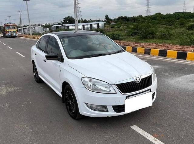 https://images10.gaadi.com/usedcar_image/4216868/original/processed_1b2f4a21a96bcc60db1cddc62de28640.jpg?imwidth=6400