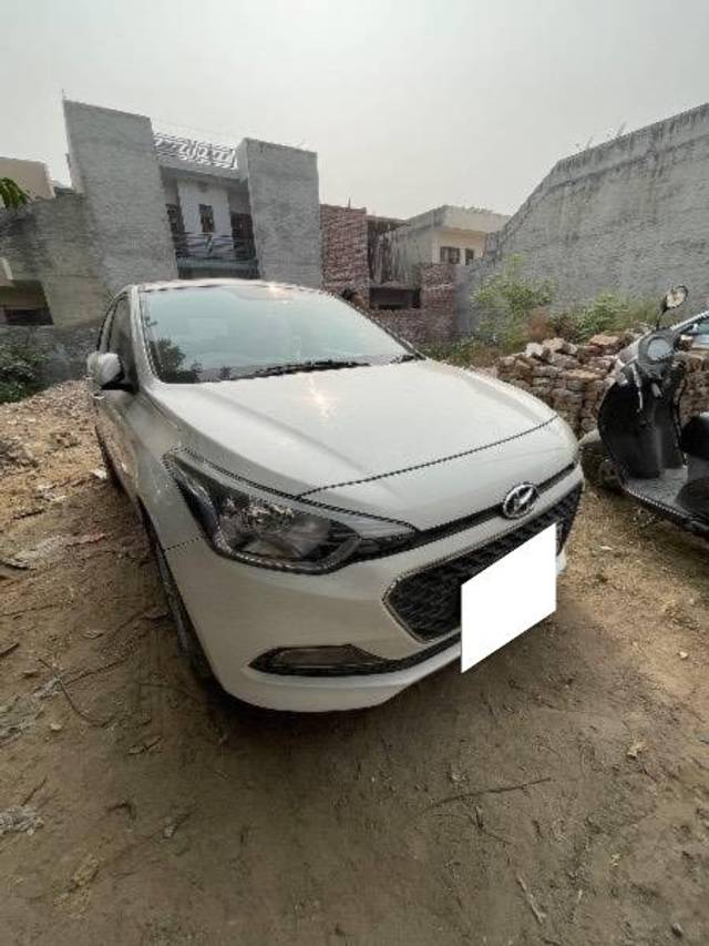 https://images10.gaadi.com/usedcar_image/4217548/original/processed_4fc8134b-a6b7-4029-8b0f-a3b469c82629.jpg?imwidth=6400