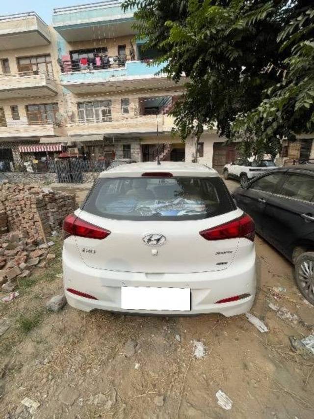 https://images10.gaadi.com/usedcar_image/4217548/original/processed_7bc04064-0a0d-475e-9703-4339add2bfc2.jpg?imwidth=6402