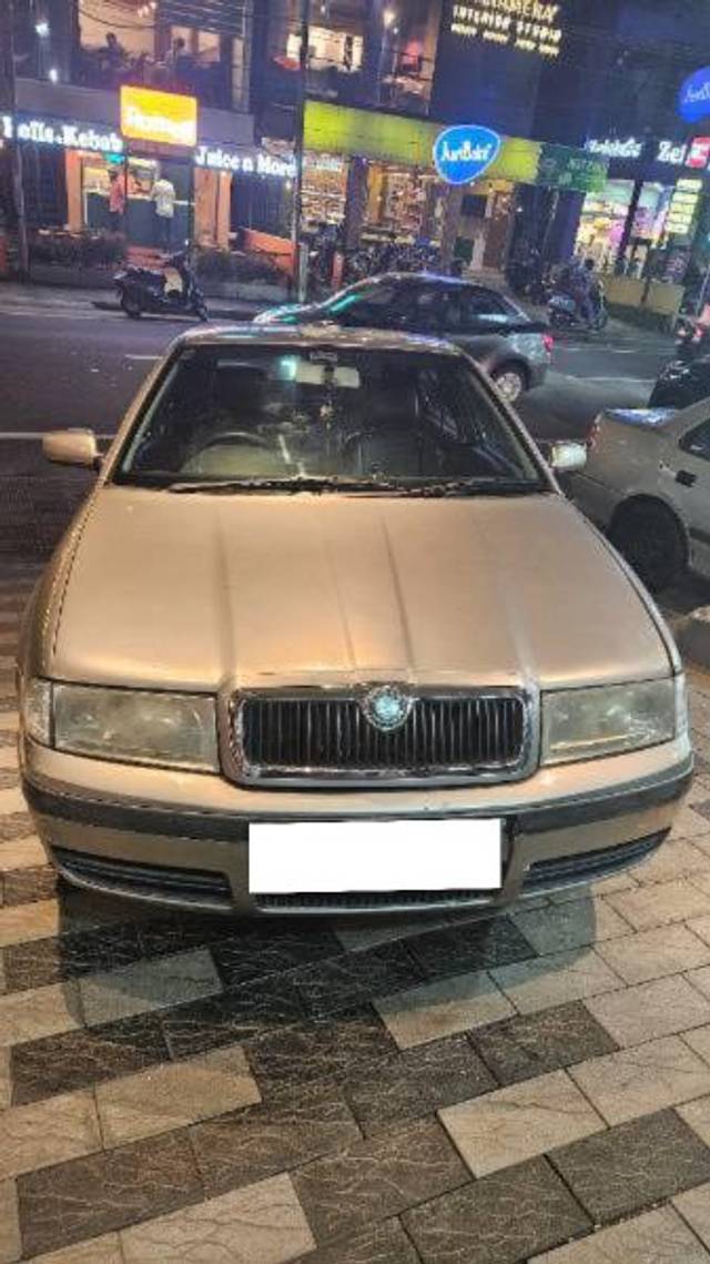 https://images10.gaadi.com/usedcar_image/4217810/original/processed_cef93519-7fa8-46fa-88a2-9906f7a0df97.jpg?imwidth=6400